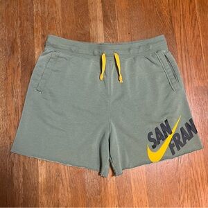 Nike Olive Green Size L in Men’s shorts. Perfect for everyday wear